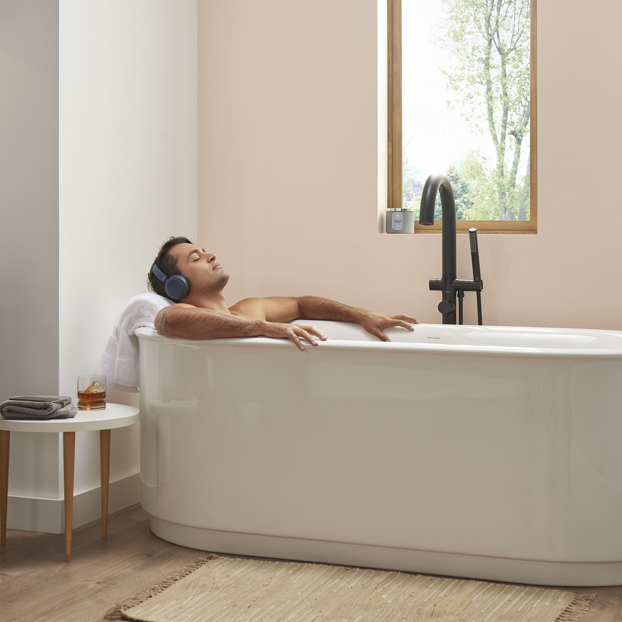 Contemporary Round Freestanding Bathtub With Lever Handle Faucet for Flash® Rough-In Valve